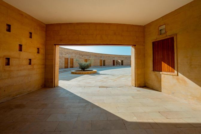 Like many structures in Jaisalmer, the school uses sandstone as the base material. It is quarried in abundance in the region and keeps heat out during the day.