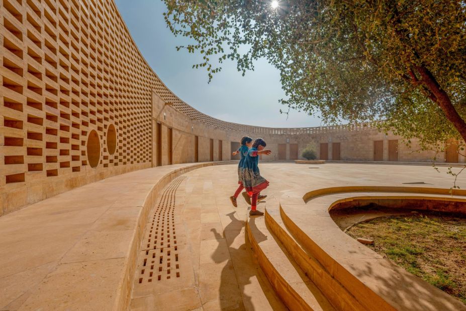 By using locally sourced materials and incorporating local designs, Kellogg has built a structure that is well adapted to the Jaisalmer climate.