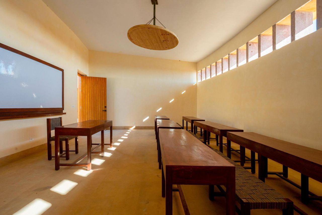 Високите тавани и прозорците помагат за освобождаване задържана топлина в класните стаи. class=