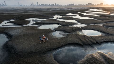 เตียงที่แห้งของแม่น้ำแยงซีในเมืองหวู่ฮั่นประเทศจีน