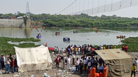 Des secouristes mènent des opérations de recherche après l'effondrement d'un pont sur la rivière Machchhu à Morbi, dans l'État indien du Gujarat, le 31 octobre 2022. 