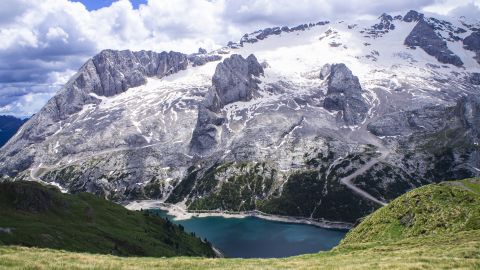 قمة بونتا روكا شوهدت بعد انهيار أجزاء من Marmalade Glacier في جبال الألب الإيطالية وسط درجات حرارة قياسية في يوليو.