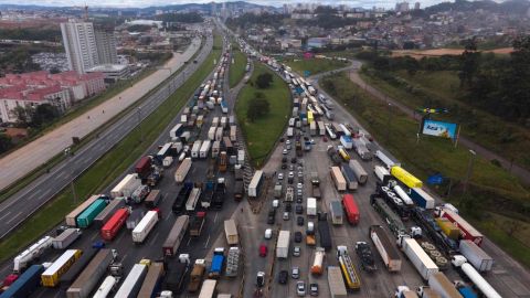 Zdjęcie lotnicze pokazuje zwolenników prezydenta Jaira Bolsonaro, głównie kierowców ciężarówek, blokujących autostradę Castelo Branco na obrzeżach Sao Paulo w Brazylii.