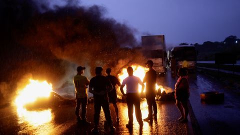 Des partisans du président brésilien Jair Bolsonaro bloquent une autoroute près d'Abadia, dans le centre du Brésil.