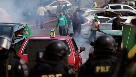 Mardi, la police militaire tente de retirer une barrière à Novo Hamburgo, dans le sud du Brésil.