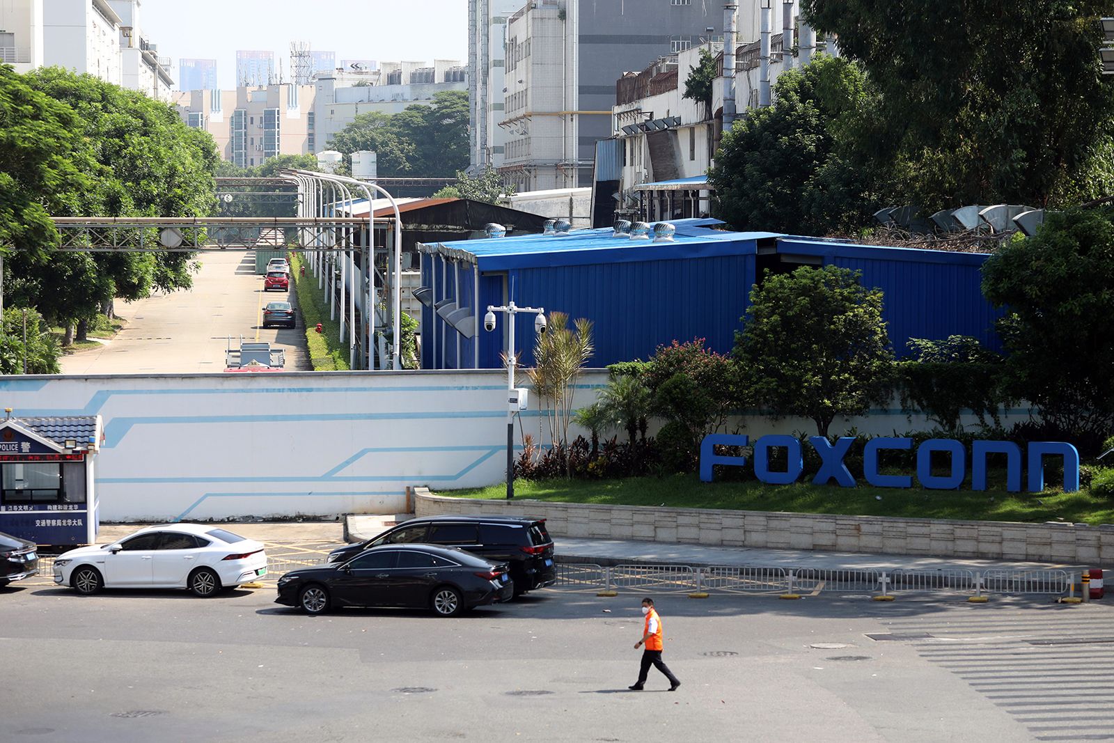 Workers at Apple Supplier Foxconn Flee China's Biggest iPhone Factory