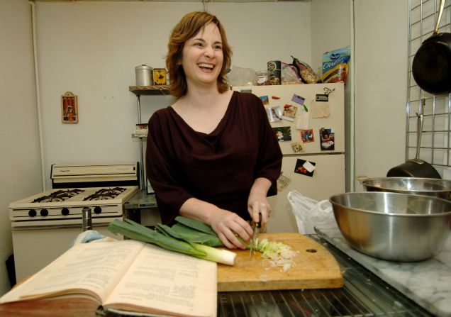 <a target="_blank">Julie Powell,</a> a bestselling author who chronicled her efforts to prepare every recipe in Julia Child's "Mastering the Art of French Cooking," which later inspired the movie "Julie & Julia," died October 26 at her home in New York. She was 49.