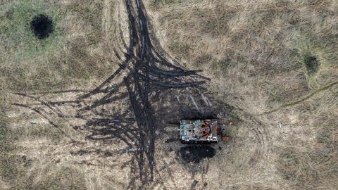 Los pozos de artillería y los morteros penetran en el suelo junto a un tanque ruso destruido, el 23 de octubre de 2022 en Kamyanka, región de Kharkiv, Ucrania.