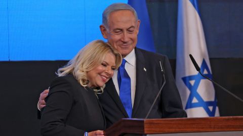 Benjamin Netanjahu spricht mit seiner Frau Sara am frühen 2. November 2022 im Hauptquartier der Kampagne in Jerusalem zu Unterstützern.