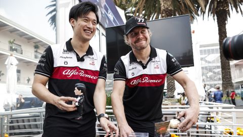 10 月，周和他的隊友 Valtteri Bottas 在 2022 年墨西哥大獎賽上。