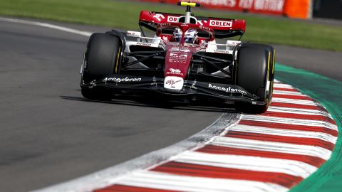 Zhou Guanyu su savo Alfa Romeo dalyvauja Formulės 1 Meksikos Grand Prix lenktynėse spalio mėn.