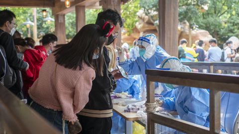 Petugas medis melakukan tes Covid-19 pada turis di Shanghai Disney Resort pada 31 Oktober 2022 di Shanghai, China.