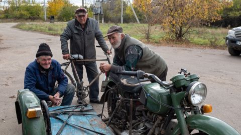 村人たちは、ウクライナ南部のヘルソン地方にある、以前はロシアに占領されていた町で写真を撮られています。