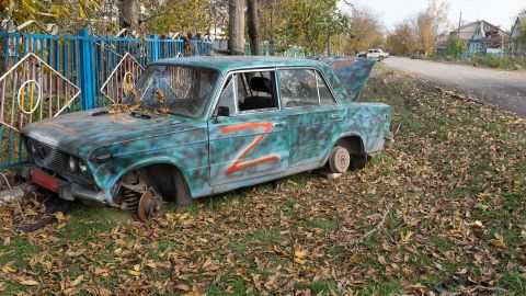 以前ロシア軍が占領していたウクライナ南部の村に放置された車には、「Z」の文字が記されている。