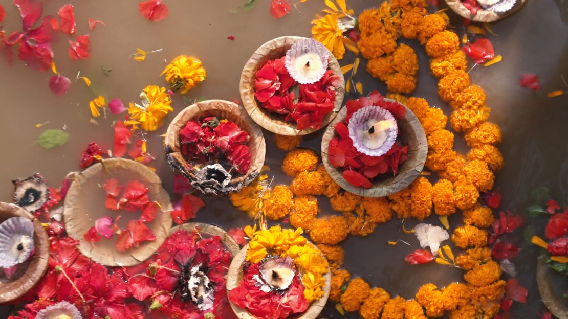 Kwiaty wrzucane do rzeki Ganges podczas świąt religijnych są źródłem zanieczyszczeń.