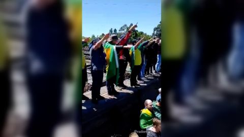 Pihak berwenang Brasil menyelidiki video kerumunan yang melakukan salut Nazi