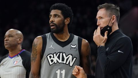 Irving habla con el ahora ex entrenador en jefe Steve Nash durante un partido contra los San Antonio Spurs el viernes 21 de enero de 2022.