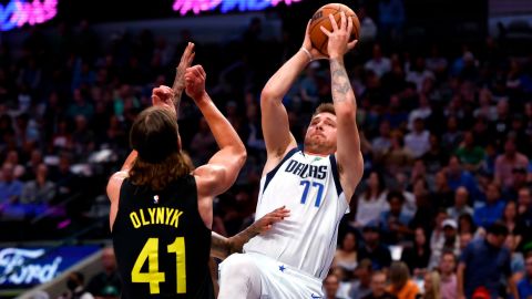 Doncic dispara sobre Kelly Olynyk de Utah Jazz en la primera mitad en el American Airlines Center el 2 de noviembre de 2022.