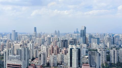 Eine Luftaufnahme der Stadtlandschaft in Shanghai am 25. September.  Die Stadt wurde Anfang dieses Jahres einem einmonatigen Covid-Lockdown unterzogen. 