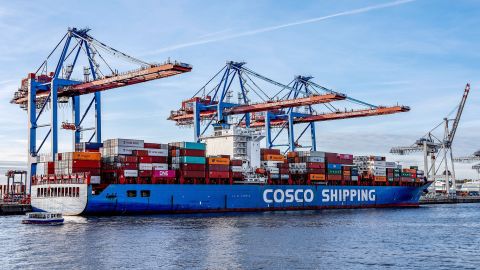 „Cosco Shipping“ konteinerių laivas spalio 26 d. prisišvartavo HHLA priklausančiame Tollerort konteinerių terminale Hamburgo uoste, Vokietijoje.
