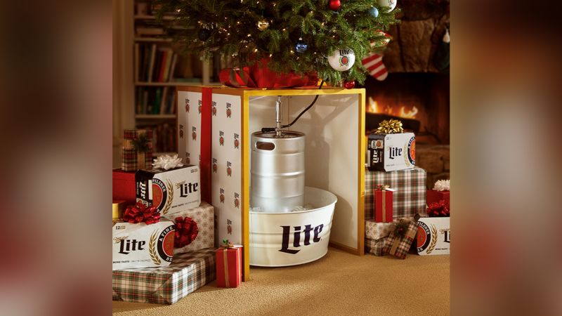 Miller Lite menjual stan pohon Natal yang berfungsi ganda sebagai tong bir