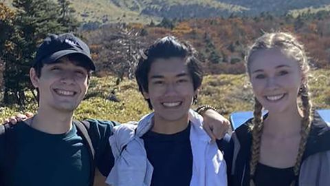 Steven Blesi, Ian Chang en Anne Gieske op een wandeltocht naar Jeju.