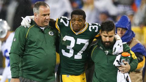 Shields recibe ayuda para salir del campo después de anotar en el segundo cuarto del partido contra los Dallas Cowboys en Lambeau Field el 13 de diciembre de 2015.