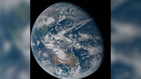 تُظهر صورة الأرض الكاملة التي التقطها القمر الصناعي الياباني هيماواري -8 الانفجار البركاني في الجزء السفلي الأيمن من الكرة الأرضية.