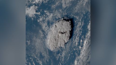 التقط القمر الصناعي الياباني هيماواري -8 هذه الصورة بعد حوالي 50 دقيقة من ثوران البركان.