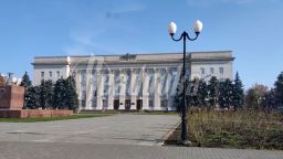 Kherson govt building Russian flag removed Robertson pkg vpx