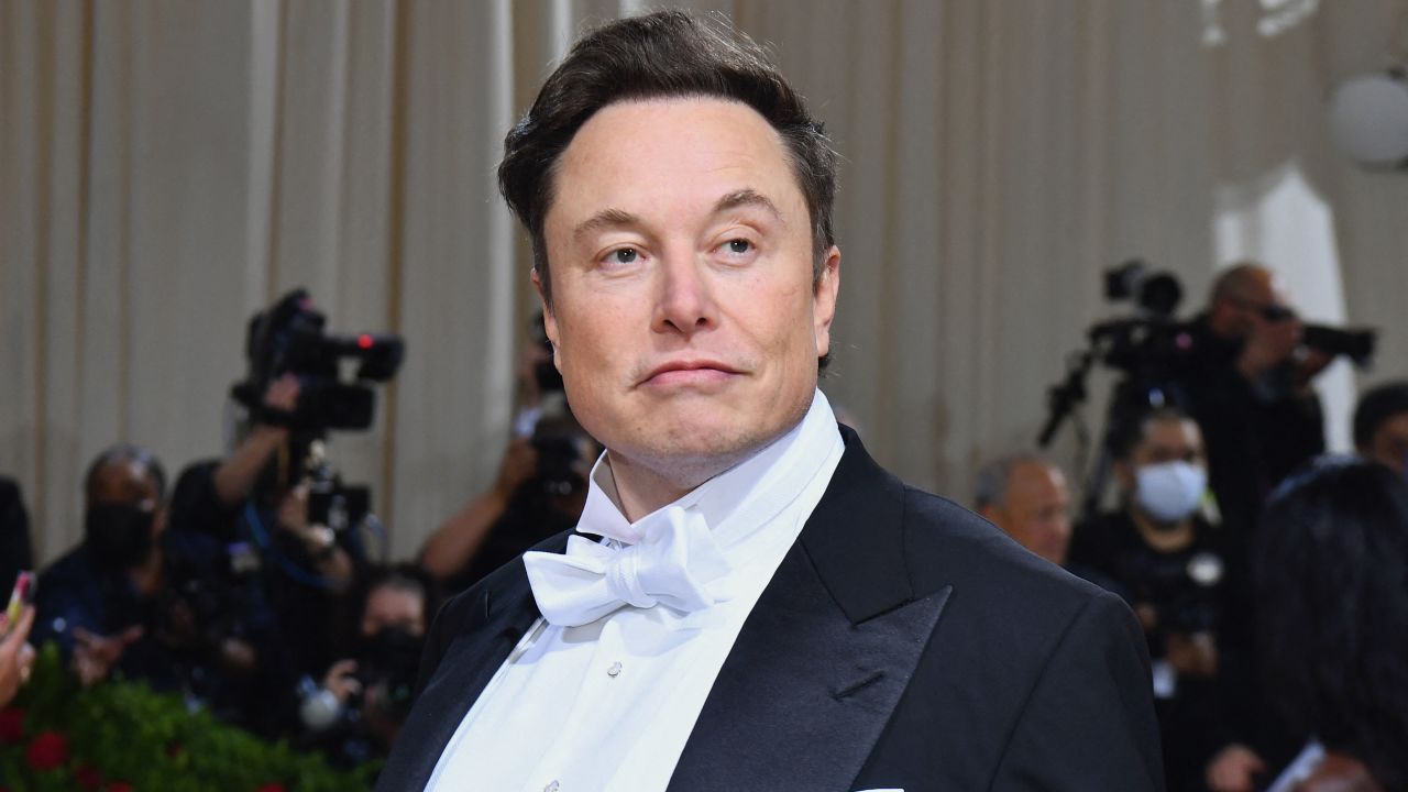 Elon Musk arrives for the 2022 Met Gala at the Metropolitan Museum of Art on May 2, 2022, in New York. - The Gala raises money for the Metropolitan Museum of Art's Costume Institute. The Gala's 2022 theme is "In America: An Anthology of Fashion". (Photo by Angela Weiss / AFP) (Photo by ANGELA WEISS/AFP via Getty Images)