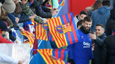 Piqué poses for a fan during a public training session at the Joan Gamper Sports City training ground in Sant Joan Despi on January 5, 2020.