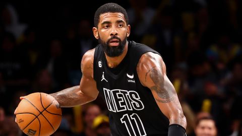 Guard Brooklyn Nets Kyrie Irving menghadapi Indiana Pacers pada paruh kedua pertandingan bola basket NBA di New York pada 31 Oktober 2022.