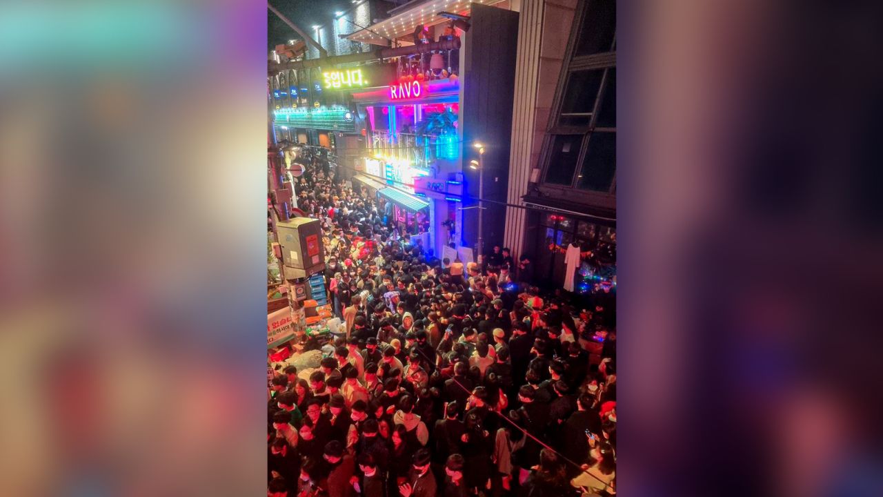 Crowds began growing from the afternoon of October 29, and quickly swelled beyond control as night fell.