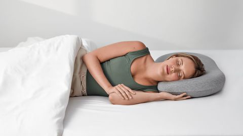 ostrichpillow_Bedpillow_MD_01_300_woman_side_sleeping