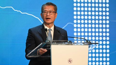 香港财政司司长陈茂波于2022年11月2日在香港举行的全球金融领袖投资峰会上发表演讲。 
