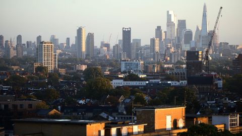 Le quartier financier de Londres peut être vu au loin au-delà des lotissements le 8 octobre 2022. 