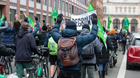 Aktivis iklim, termasuk pendukung degrowth, berkumpul di Munich pada 12 November 2021.