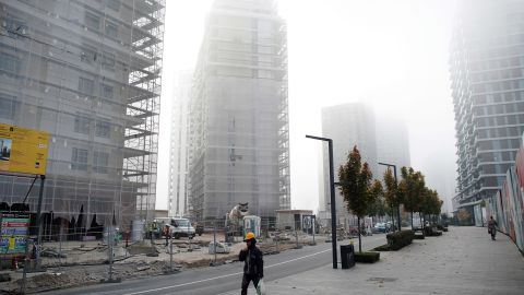 Sebuah lokasi konstruksi di Beograd, Serbia dalam kabut asap tebal pada 1 November 2022. 