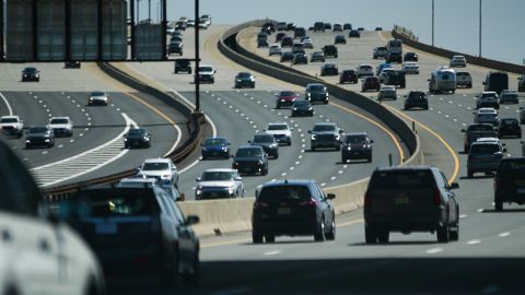 Mobil berjalan di New Jersey pada 22 April 2022. Amerika Serikat adalah penyumbang emisi CO2 terbesar kedua.