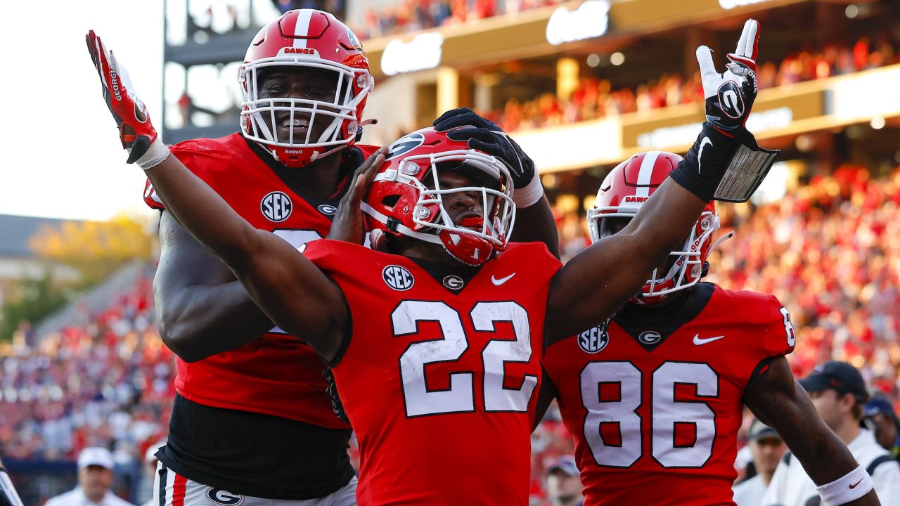 Branson Robinson reacts with his teammates after a touchdown for the Georgia Bulldogs.