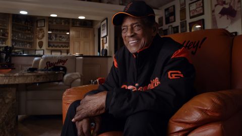 La légende du baseball Willie Mays dans une scène de 