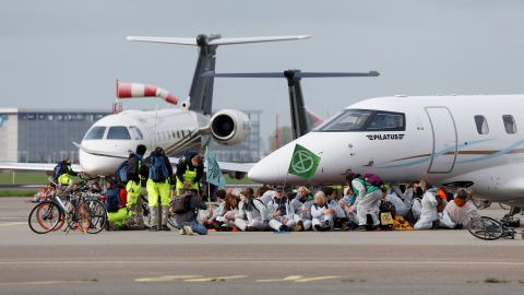 Climate protests in Amsterdam: Activists block runways for private jets at Schiphol Airport