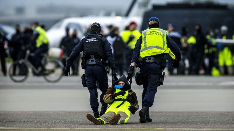 Protestas climáticas en Ámsterdam: los activistas cierran la pista del aeropuerto de Schiphol