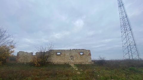 A broken cell phone tower behind a tunnel bunker where Ukrainian soldiers may have died would have been an excellent sign of enemy artillery.