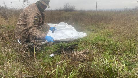 Leonid Bondar and his two colleagues are the first soldiers to search for the dead fighters since Ukrainian forces retook the area from Russian forces six weeks ago.