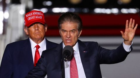 L'ex presidente Donald Trump osserva il candidato repubblicano al Senato della Pennsylvania Mehmet Oz parla a una manifestazione a Latrobe il 5 novembre 2022. 