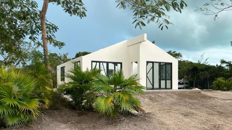 Der Prototyp des Hauses Partana, das in der Nähe der Baustofffabrik Bartana in Bacardi, Bahamas, gebaut wurde.