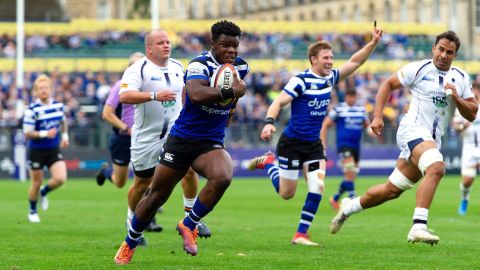 Davis runs in a try in the first half
for Bath against the Worcester Warriors on September 28, 2019.