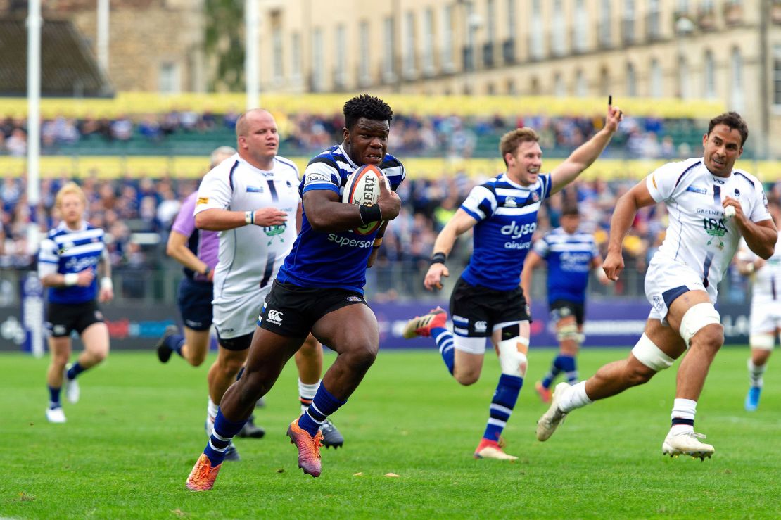 Davis runs in a try in the first half
for Bath against the Worcester Warriors on September 28, 2019.